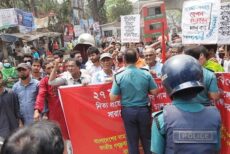 খাদ্য মন্ত্রণালয় অভিমুখে ৯ বাম সংগঠনের মিছিলে পুলিশের বাধা