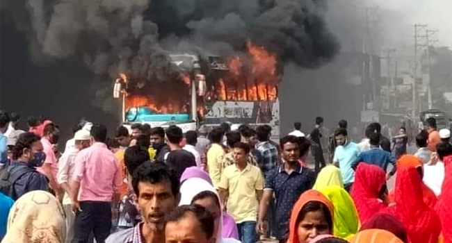 গাজীপুরে শ্রমিক নিহত হওয়ার গুজবে বাসে আগুন