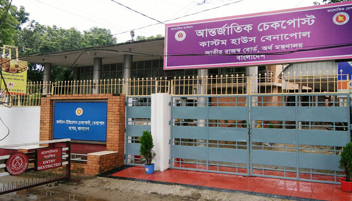 ভারতফেরত যাত্রীদের থাকতে হবে টিকার সনদ