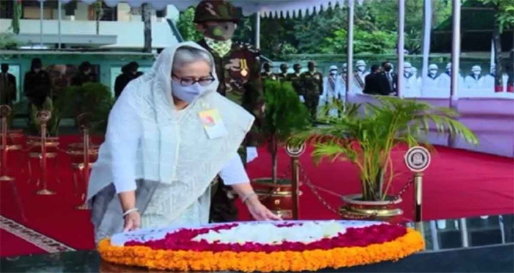 ১০২তম জন্মবার্ষিকী উপলক্ষে বঙ্গবন্ধুর প্রতিকৃতিতে প্রধানমন্ত্রীর শ্রদ্ধা