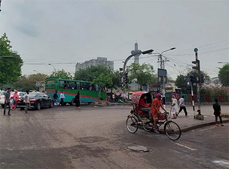 বৃষ্টি থামার অপেক্ষায় সাত কলেজের বিক্ষুব্ধ শিক্ষার্থীরা