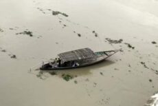 দুই সন্তান নিয়ে শীতলক্ষ্যা নদীতে ঝাঁপ দিলেন মা