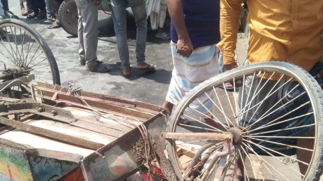 উড়াল সেতুতে কাভার্ডভ্যানের ধাক্কায় প্রাণ গেলো ভ্যান চালকের