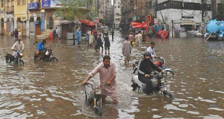 পাকিস্তানে বন্যায় মৃতের সংখ্যা বেড়ে ১২৯০