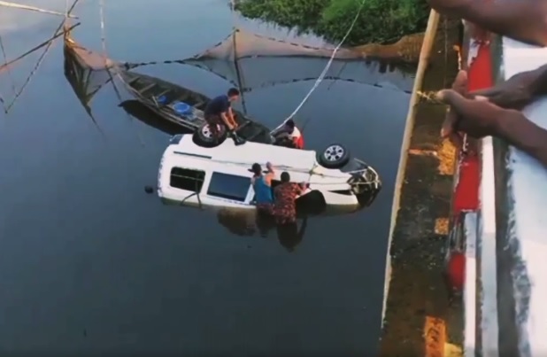 নিয়ন্ত্রণ হারিয়ে মাইক্রোবাস খাদে, ব্যাংক কর্মকর্তাসহ নিহত ২