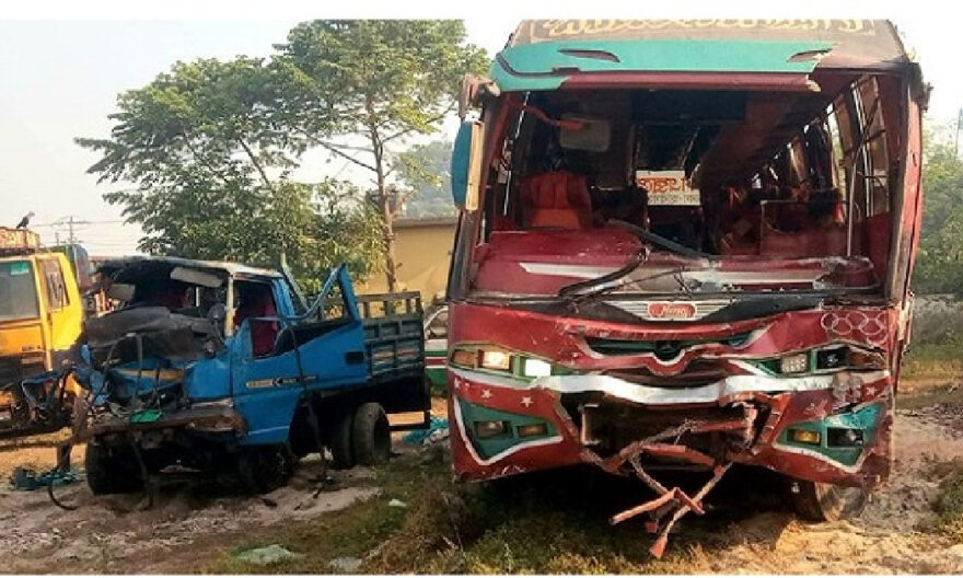 নরসিংদীতে ২ বাস ও পিকআপের ত্রিমুখী সংঘর্ষ