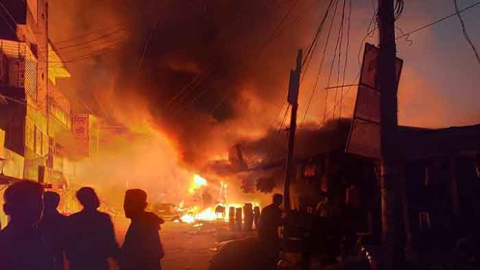গাজীপুরে ভয়াবহ অগ্নিকাণ্ডে শতাধিক দোকান পুড়ে ছাই