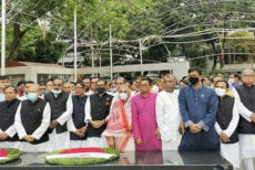বঙ্গবন্ধুর প্রতিকৃতিতে মতিয়া চৌধুরীর শ্রদ্ধা