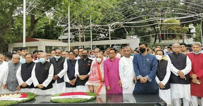 বঙ্গবন্ধুর প্রতিকৃতিতে মতিয়া চৌধুরীর শ্রদ্ধা