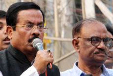 যে হাতে আগুন দেবে সে হাত পুড়িয়ে দেওয়া হবে: নানক