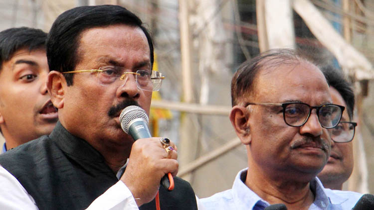 যে হাতে আগুন দেবে সে হাত পুড়িয়ে দেওয়া হবে: নানক