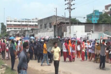 গাজীপুরে বকেয়া বেতনের দাবিতে পোশাক শ্রমিকদের বিক্ষোভ