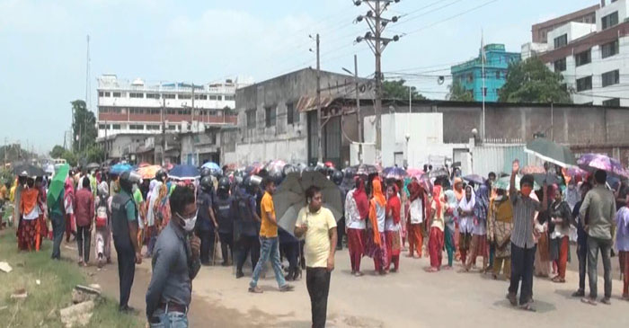 গাজীপুরে বকেয়া বেতনের দাবিতে পোশাক শ্রমিকদের বিক্ষোভ