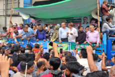 বৃষ্টি উপেক্ষা করে গণমিছিলে অংশ নিচ্ছে বিএনপি নেতাকর্মীরা