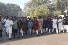 মিছিল নিয়ে সোহরাওয়ার্দী উদ্যানে প্রবেশ করছেন ছাত্রলীগের নেতাকর্মীরা