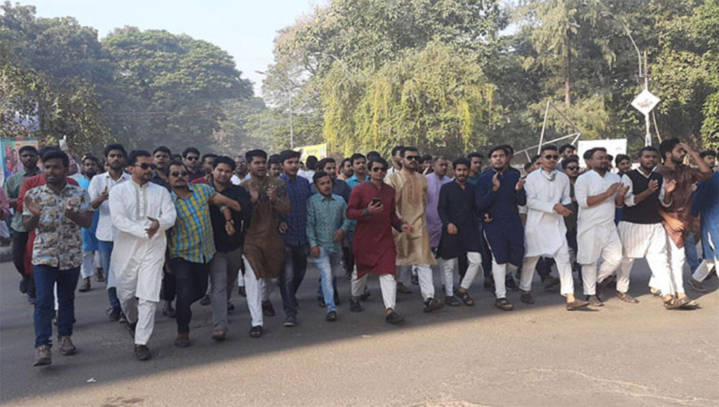 মিছিল নিয়ে সোহরাওয়ার্দী উদ্যানে প্রবেশ করছেন ছাত্রলীগের নেতাকর্মীরা