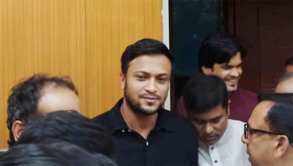 তিন আসনে আওয়ামী লীগের মনোনয়ন জমা দিলেন সাকিব আল হাসান