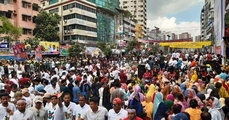 নয়াপল্টনে বিএনপির কার্যালয়ের সামনে বাড়ছে নেতাকর্মীদের ভিড়