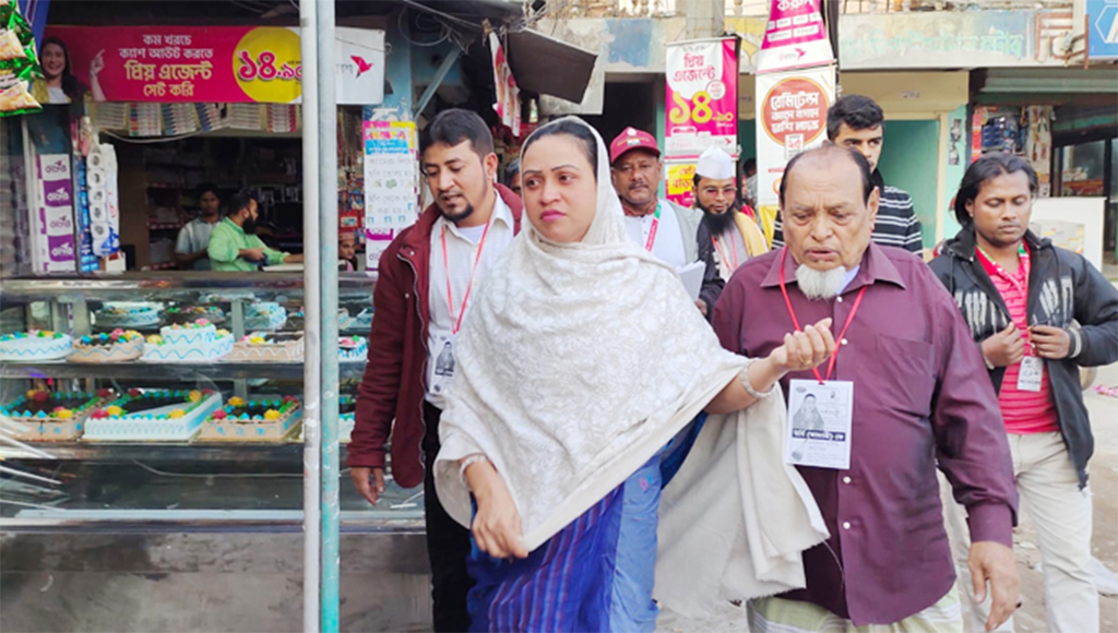 গাজীপুর-৫ আসনে নজর কাড়ছেন তৃতীয় লিঙ্গের উর্মি