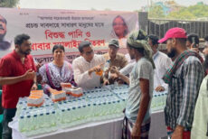 সাধারণ মানুষের মাঝে পানি ও স্যালাইন বিতরণ করছে আওয়ামী লীগ