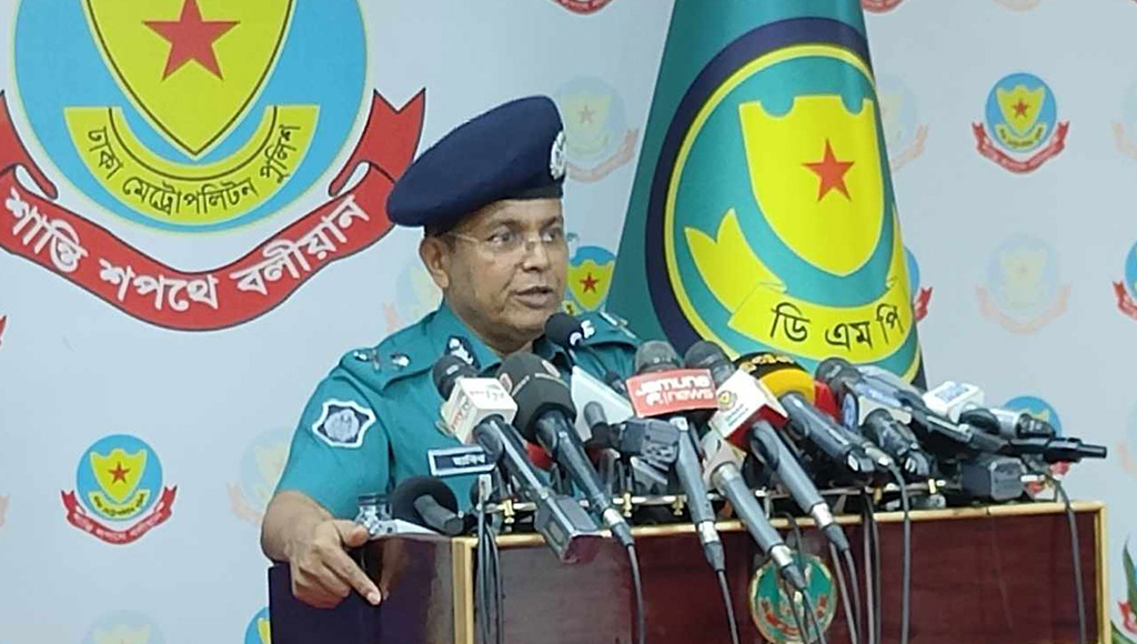 অনুমতি ছাড়া হাট বসালে মালিকসহ পশু জব্দ : ডিএমপি কমিশনার