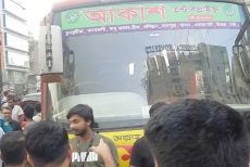 বাড্ডায় বাস চাপায় নারীর মৃত্যু, প্রগতি সরণি অবরোধ