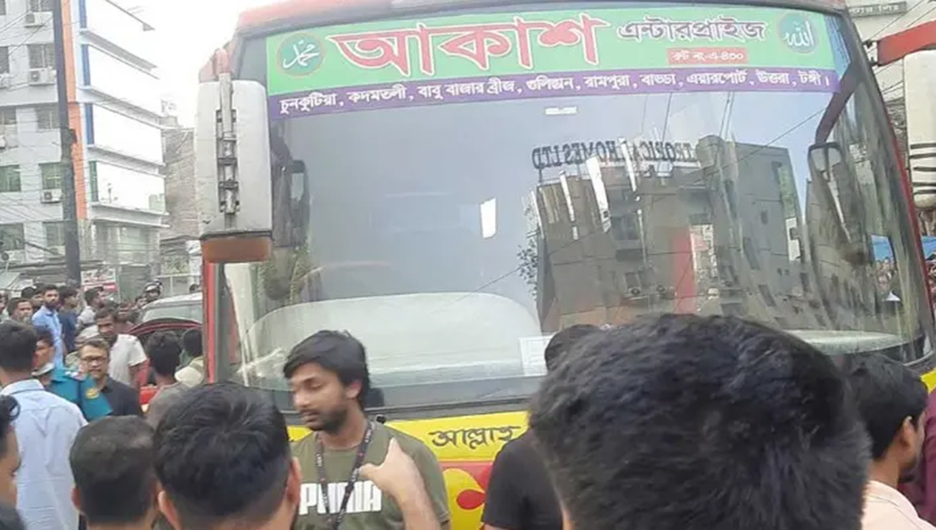 বাড্ডায় বাস চাপায় নারীর মৃত্যু, প্রগতি সরণি অবরোধ