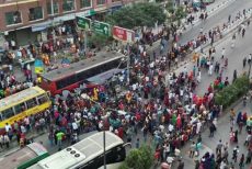 কুড়িলে পোশাক শ্রমিকদের সড়ক অবরোধে ব্যাপক যানজট