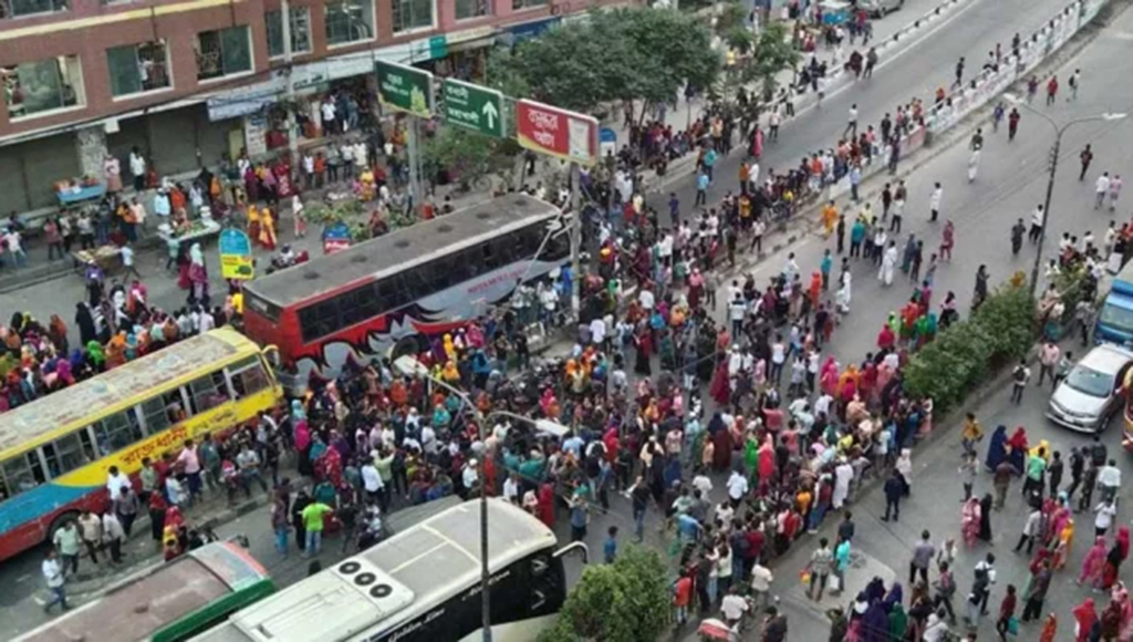 কুড়িলে পোশাক শ্রমিকদের সড়ক অবরোধে ব্যাপক যানজট