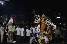 সদরঘাটে প্রতিমা বিসর্জন দিতে যাওয়ার সময় ওসিসহ আহত ২