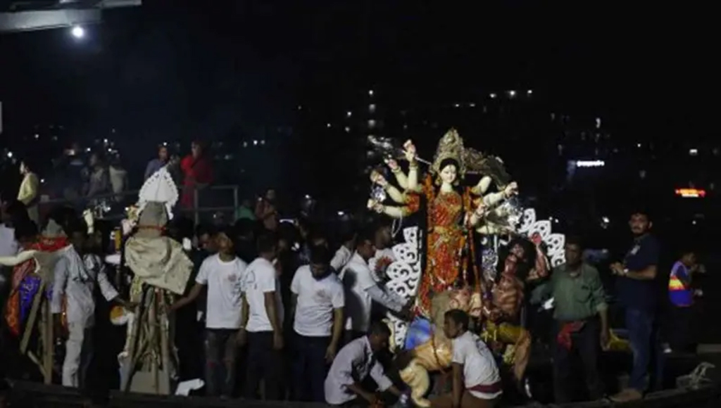 সদরঘাটে প্রতিমা বিসর্জন দিতে যাওয়ার সময় ওসিসহ আহত ২