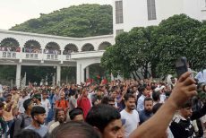‘দলবাজ’ বিচারপতিদের দুপুর ২টার মধ্যে অপসারণের আল্টিমেটাম