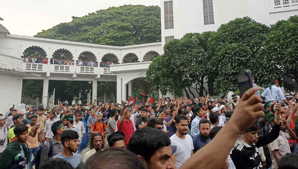 ‘দলবাজ’ বিচারপতিদের দুপুর ২টার মধ্যে অপসারণের আল্টিমেটাম