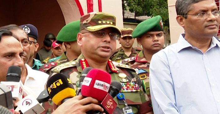 আমরা মাঠে আছি, নির্ভয়ে মণ্ডপে যান: সেনাপ্রধান
