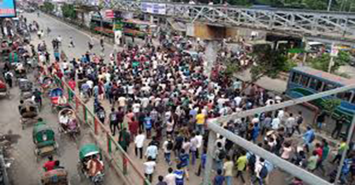 ৭ কলেজের শিক্ষার্থীদের অবরোধে বন্ধ যানচলাচল, ভোগান্তিতে যাত্রীরা