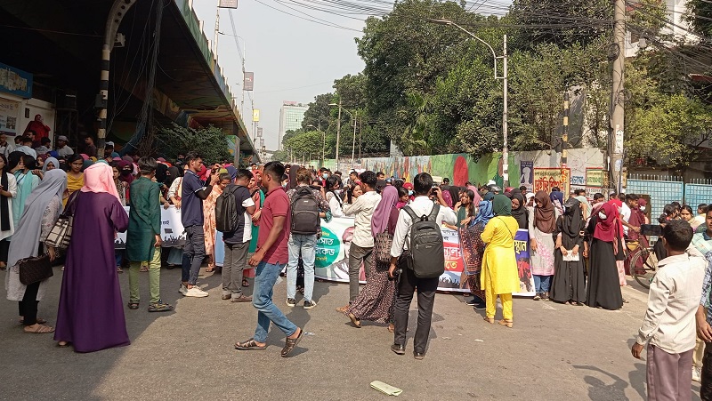 টানা ৫ ঘণ্টা পর সড়ক-রেলপথ ছাড়লেন তিতুমীরের শিক্ষার্থীরা