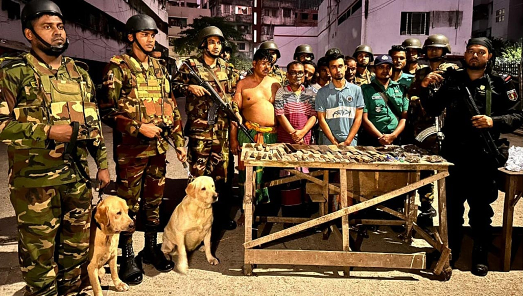 হাজারীবাগে যৌথবাহিনীর অভিযানে অস্ত্র-মাদকদ্রব্যসহ গ্রেপ্তার ১৫