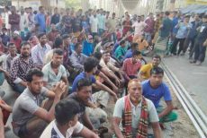 মহাখালীতে রেললাইন অবরোধ, ঢাকার সঙ্গে তিন বিভাগের রেল যোগাযোগ বন্ধ