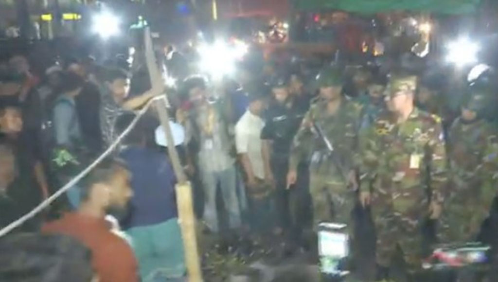 যৌথ বাহিনীর অভিযানে কাওরান বাজারে শতাধিক অবৈধ স্থাপনা উচ্ছেদ