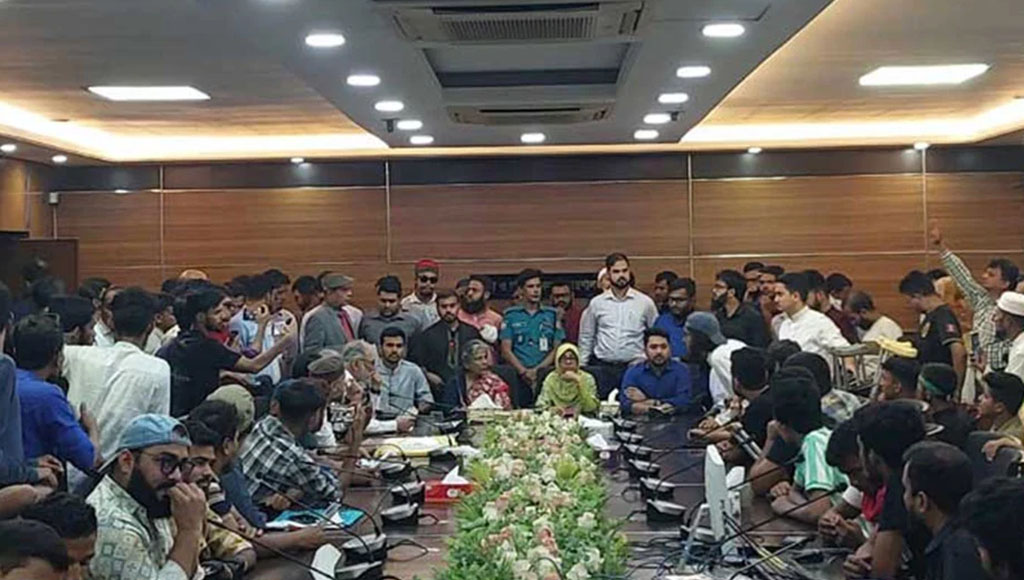উপদেষ্টাদের সঙ্গে বৈঠক বৈঠকে বসেছে আহত ছাত্র-জনতা