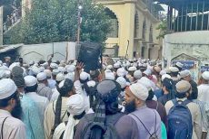 কাকরাইল মসজিদে একদফা দাবি নিয়ে সাদ অনুসারীরা
