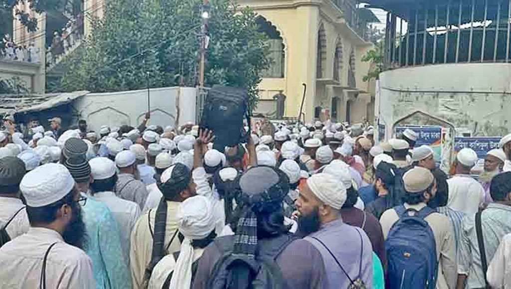 কাকরাইল মসজিদে একদফা দাবি নিয়ে সাদ অনুসারীরা