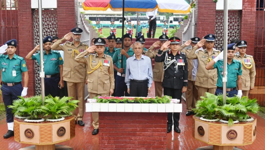 রাজারবাগে পুলিশ স্মৃতিসৌধে স্বরাষ্ট্র উপদেষ্টা-আইজিপির শ্রদ্ধা