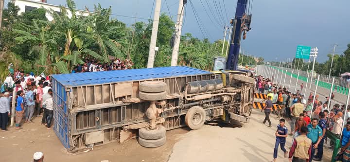 গাজীপুরে কাভার্ড ভ্যানের চাপায় অটোরিকশা চালক নিহত