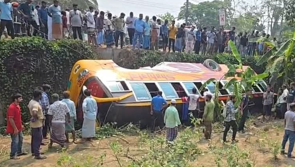 ভাঙ্গায় নিয়ন্ত্রণ হারিয়ে বাস খাদে, আহত ২০