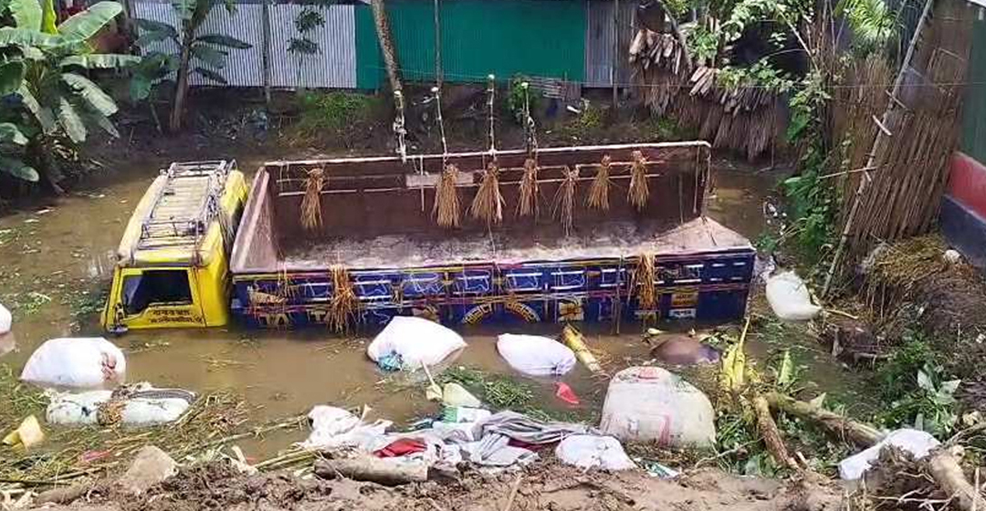 রাজবাড়ীতে ট্রাক উল্টে ২ ব্যবসায়ী নিহত