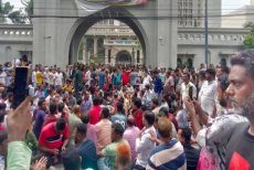 নগরভবনের সামনে আন্দোলনে ইশরাকপন্থিরা