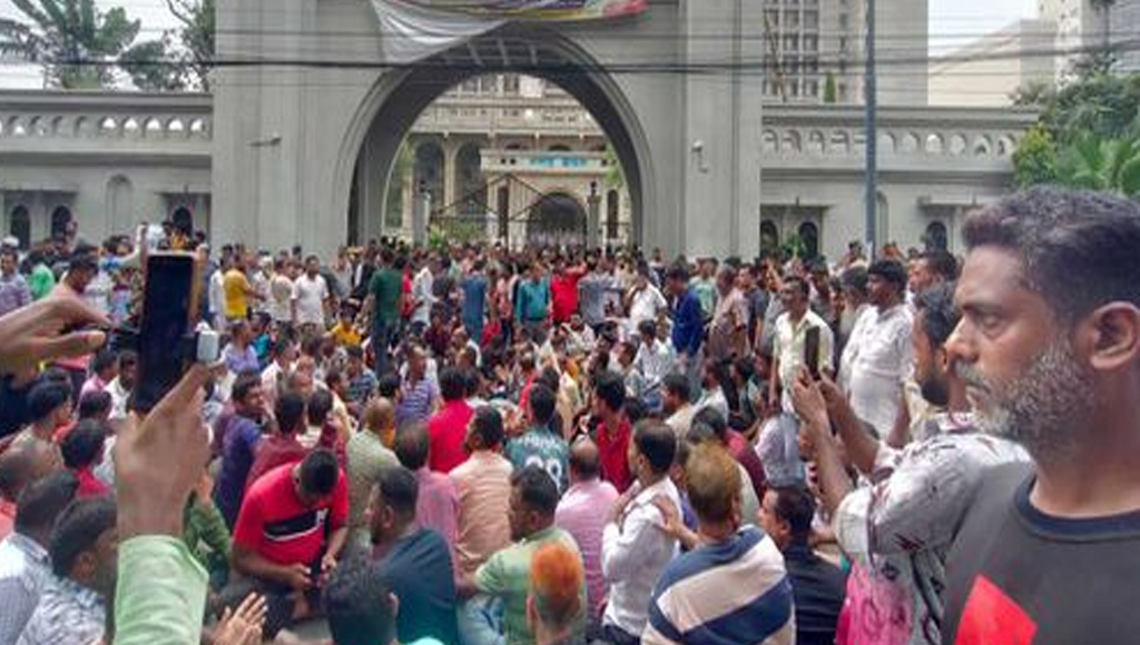নগরভবনের সামনে আন্দোলনে ইশরাকপন্থিরা