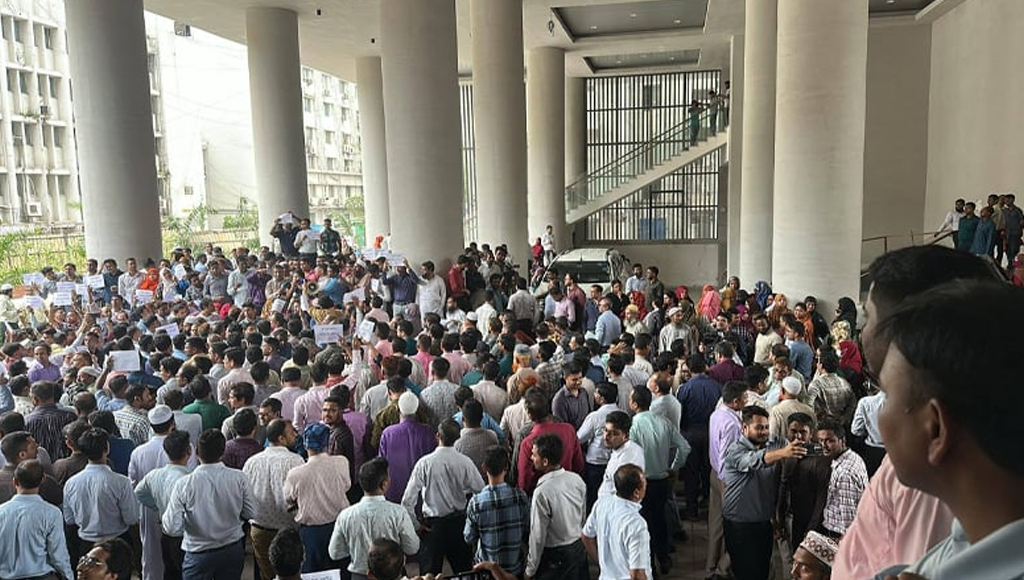 উত্তাল সচিবালয়, অধ্যাদেশ প্রত্যাহার না হলে কর্মসূচির হুমকি