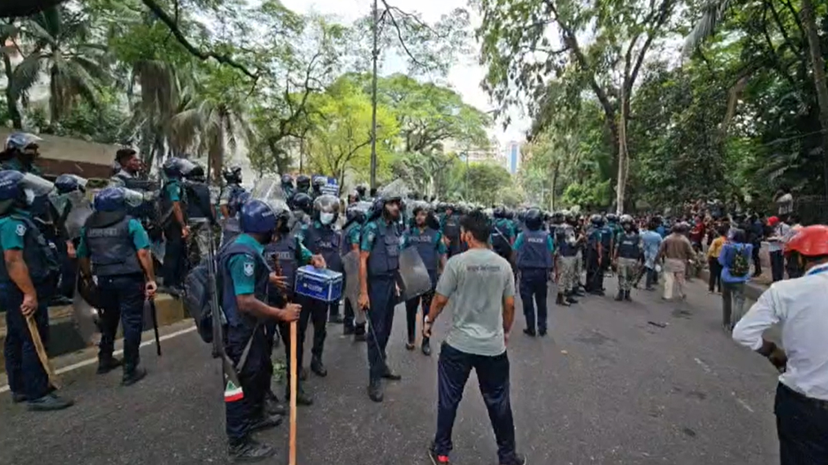 যমুনা অভিমুখে জবি শিক্ষার্থীরা: পুলিশের লাঠিচার্জ ও টিয়ারশেল নিক্ষেপ
